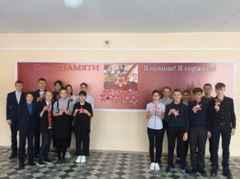Юнармейцы нашей школы приняли участие в  школьном проекте «Стена Памяти».