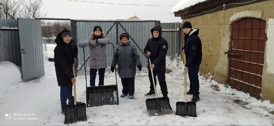 Юнармейцы - волонтеры МБОУ СОШ села Неверкино помогли в уборке снега ветерану педагогического труда Кабановой Валентине Викторовне